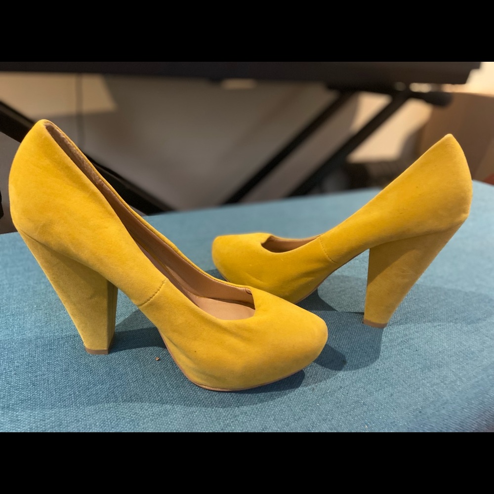 Womens Retro Mustard Pump